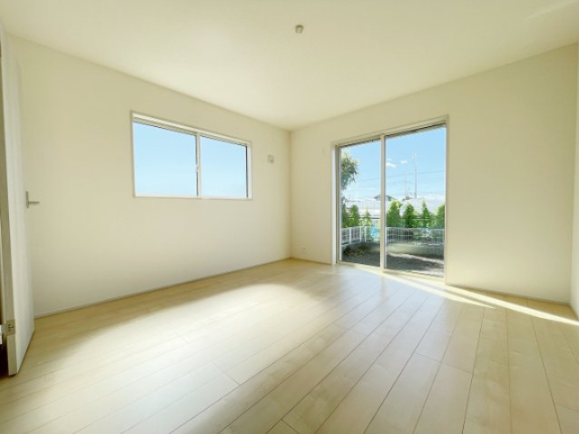 新築戸建・建売　桐生第25相生町　Livele Garden　全2棟の洋室|2面採光で明るい洋室です！ホワイト基調の爽やか空間からお庭にも出られます♪