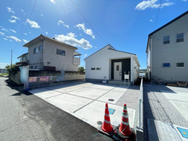 新築戸建・建売　桐生第25相生町　Livele Garden　全2棟の駐車場|前面道路幅員：5.3ｍと駐車が苦手な方でも安心の広さ♪