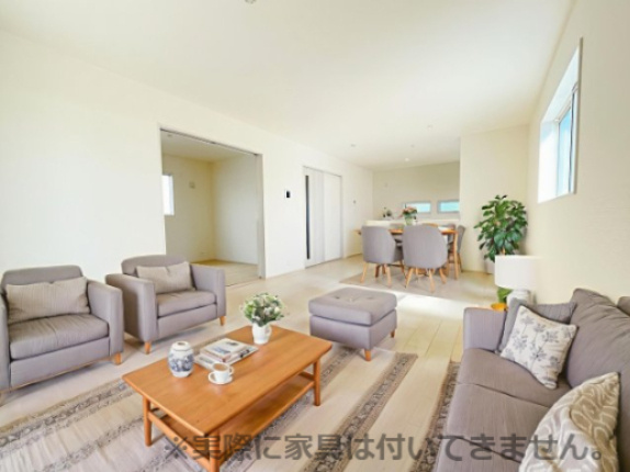 新築戸建・建売　桐生第25相生町　Livele Garden　全2棟の居間・リビング|写真はホームステージングにて作成しており、実際に家具は付いてきません。