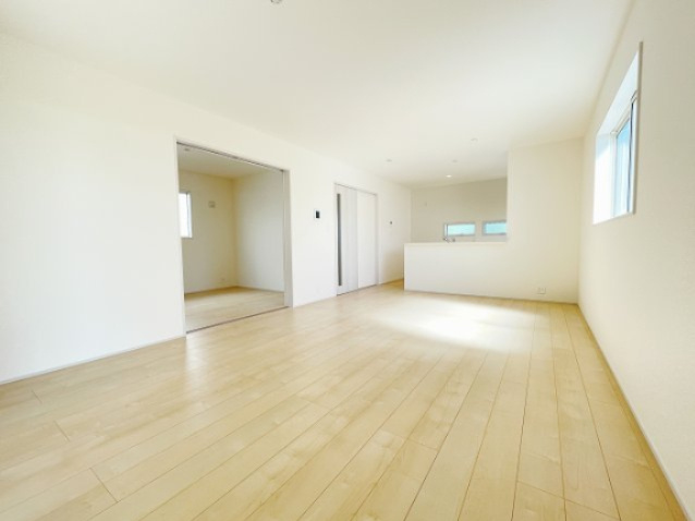 新築戸建・建売　桐生第25相生町　Livele Garden　全2棟の居間・リビング|ホワイト基調の清潔感漂うリビング。！ナチュラルで居心地のいいLDKです♪