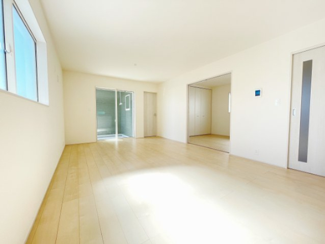 新築戸建・建売　桐生第25相生町　Livele Garden　全2棟の居間・リビング|隣の洋室を開放すると更に開放感UP♪2面採光で陽当たりもグッド！