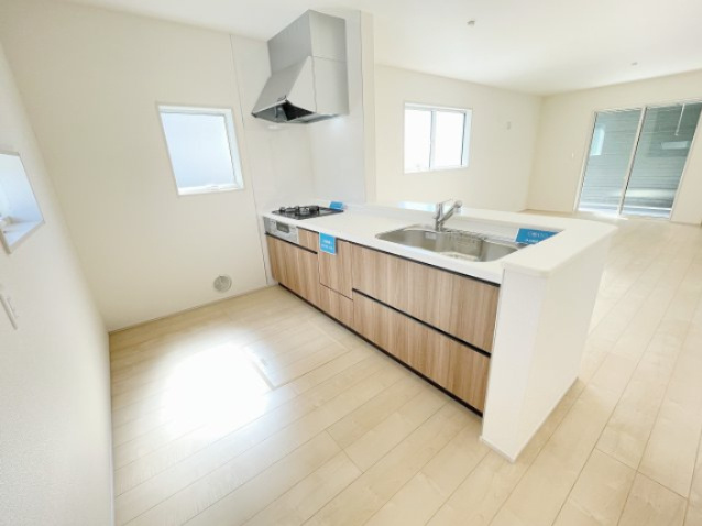 新築戸建・建売　桐生第25相生町　Livele Garden　全2棟のキッチン|対面式カウンターキッチンで配膳や片付けが楽々！リビングの家族と会話を楽しみながら家事ができます！