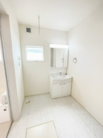 新築戸建・建売　桐生第25相生町　Livele Garden　全2棟のランドリースペース|洗面所には室内物干し完備！平屋でも洗濯物安心です♪