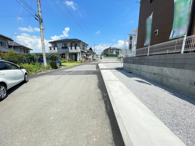 桐生第6広沢町　Livele Garden　全3棟の前面道路含む現地写真|周辺に建物が少ない閑静な住宅地でのびのびとした立地です♪