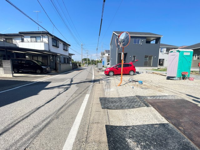 新築戸建・建売　大泉町寄木戸第16　Cradle Garden　全3棟の前面道路含む現地写真|車通りが少なく静かな住宅街に立地♪前面道路も穏やかな雰囲気でゆったりとした暮らしができます♪