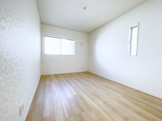 新築戸建・建売　大泉町寄木戸第16　Cradle Garden　全3棟の前面道路含む現地写真|車通りが少なく静かな住宅街に立地♪前面道路も穏やかな雰囲気でゆったりとした暮らしができます♪