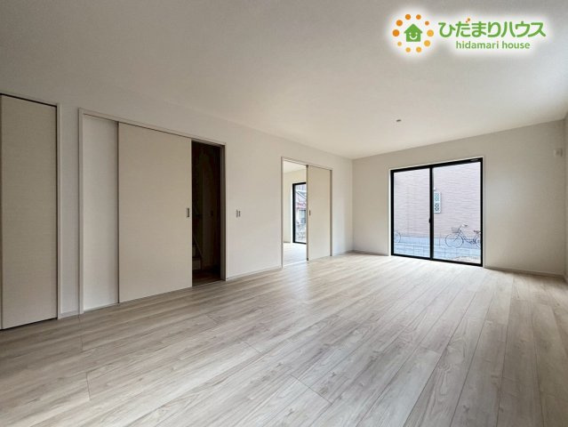 熊谷市別府　7期　新築一戸建て　ずっとプラス　01の居間・リビング|開放感と採光にこだわった18帖のリビング!(^^)!				
活発なお子様も、遠慮なく遊び回れる広さです！