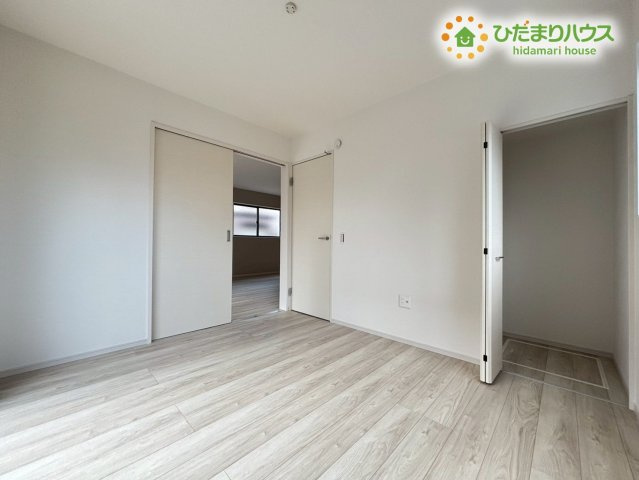 熊谷市別府　7期　新築一戸建て　ずっとプラス　01の収納|リビングに隣接しているので扉を開ければ大空間を演出できます！