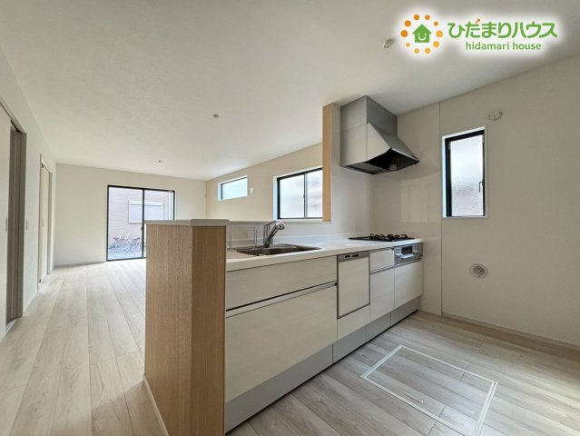 熊谷市別府　7期　新築一戸建て　ずっとプラス　01のキッチン|白を基調とした清潔感のある明るいキッチン。
毎日の料理が楽しくなりますね♪