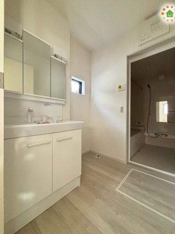 熊谷市別府　7期　新築一戸建て　ずっとプラス　01の脱衣所|小窓があるので、熱気がこもりやすい洗面所も空気の入れ替えがしやすいです♪							
