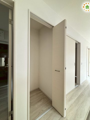 熊谷市別府　7期　新築一戸建て　ずっとプラス　01の収納|ＬＤＫの一角にある物入れは掃除機などをラクラク取り出せて便利！