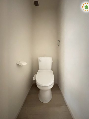 熊谷市別府　7期　新築一戸建て　ずっとプラス　01のトイレ|白を基調としたトイレは、インテリア次第でどんな空間になるかワクワクしますね♪								
