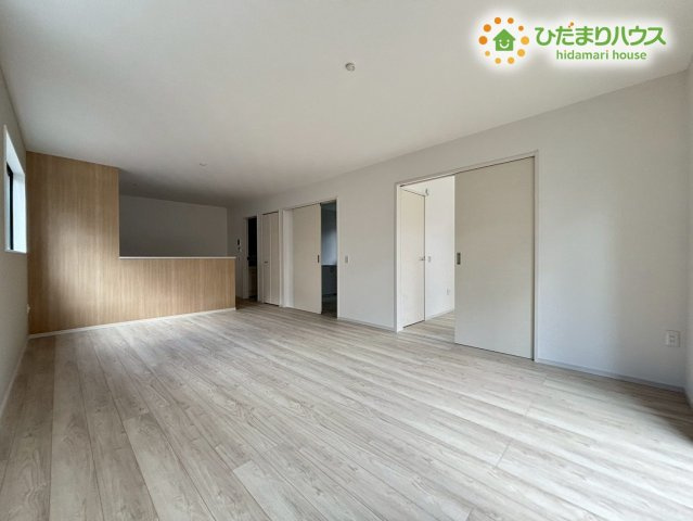 熊谷市別府　7期　新築一戸建て　ずっとプラス　01の居間・リビング|白を基調とした明るいリビング☆
大型テレビに大型ソファー、、、どんなインテリアにしますか？
