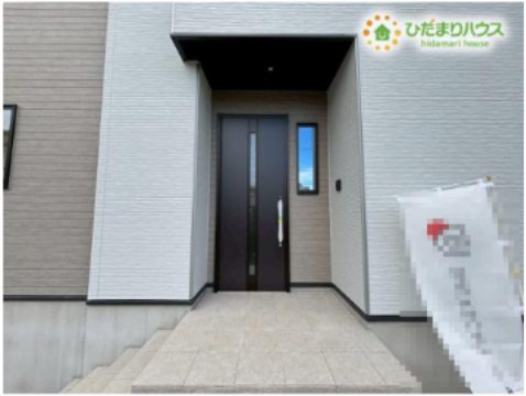 熊谷市別府　7期　新築一戸建て　ずっとプラス　01の玄関|玄関ポーチがあるので、雨や雪の日でも濡れずに鍵を開けることができます！