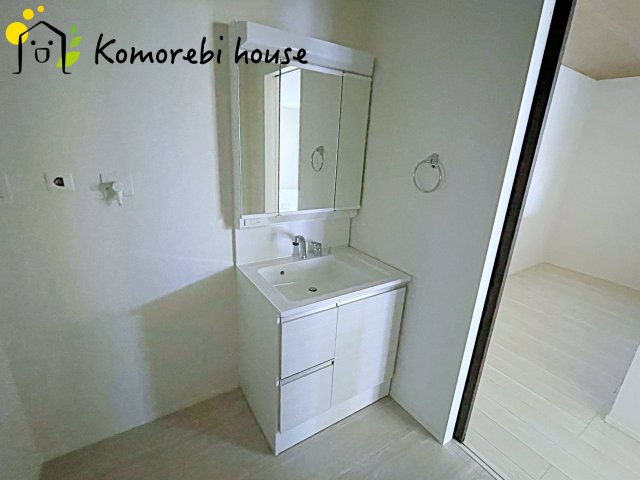 上尾市大谷本郷　8期　新築一戸建て　グラファーレ　04の独立洗面台|シンプルで洗練されたデザインの洗面台は、空間をすっきり見せる上質な存在。毎日のケア時間を心地よく過ごせる、上品な仕上がりです。					