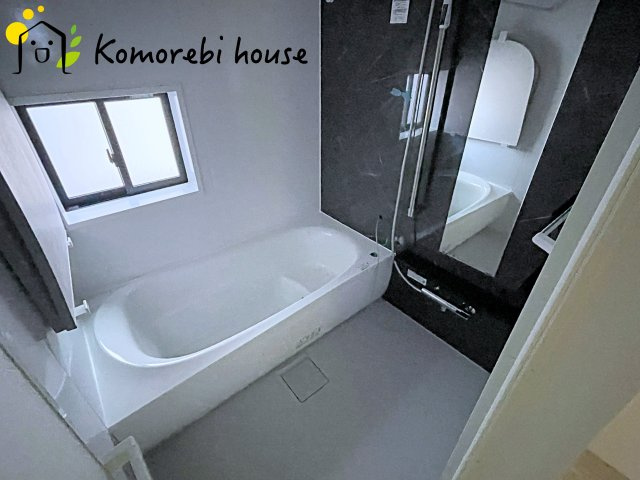 上尾市大谷本郷　8期　新築一戸建て　グラファーレ　04の浴室|一日の終わりに、深い安らぎを。ゆったり足を伸ばせる浴槽と、保温性に優れた最新設備が、まるでホテルのようなバスタイムを演出します。新築だからこそ味わえる“上質な癒し”をご家庭に