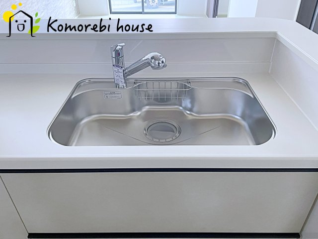 上尾市大谷本郷　8期　新築一戸建て　グラファーレ　04のキッチン|浄水器一体型で、いつでも美味しいお水がそのまま使えるキッチンシンク。料理やコーヒーづくり、炊飯にも安心して利用でき、毎日の食卓が少し豊かに。							