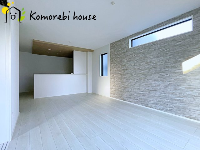 上尾市大谷本郷　8期　新築一戸建て　グラファーレ　04の居間・リビング|縦に広がるLDKは、空間を効率的に使える設計。キッチンからリビング、ダイニングまで家族の気配を感じられます。															