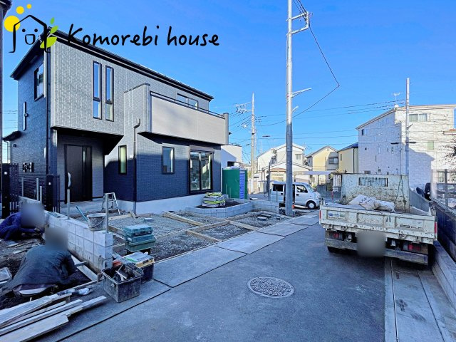 上尾市大谷本郷　8期　新築一戸建て　グラファーレ　04の前面道路含む現地写真|前面道路は決して広くないものの、交通量が少なく安心。落ち着いた住環境が、家族の日々の暮らしを支えます。																										