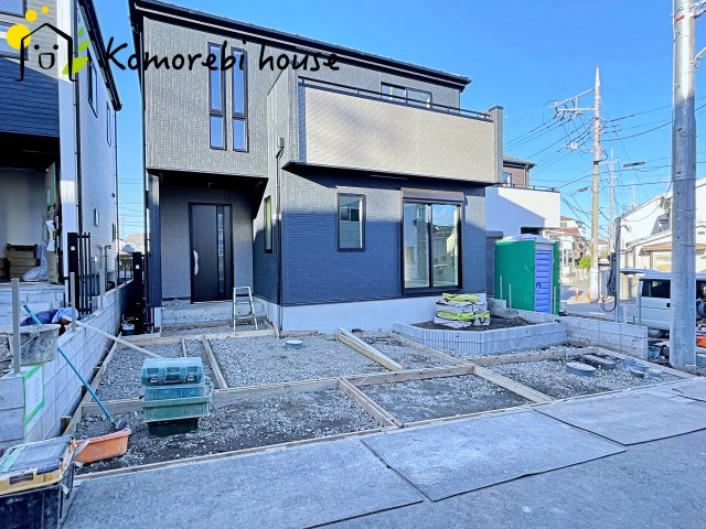 上尾市大谷本郷　8期　新築一戸建て　グラファーレ　04の駐車場|並列2台駐車が可能なゆとりあるスペース。来客時や将来車が増えても安心の使い勝手です。															