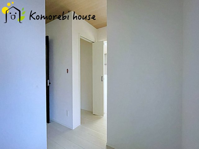 上尾市大谷本郷　8期　新築一戸建て　グラファーレ　04の玄関|玄関から快適な生活が始まる。収納・導線・使い勝手に配慮された、家族に優しい設計です。	