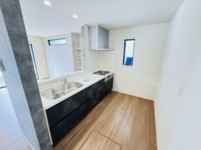 市川市宮久保４丁目新築戸建【宮久保小学校：9分】のキッチン|お手入れしやすいレンジフード・シンクの水栓には浄水器がついてます！