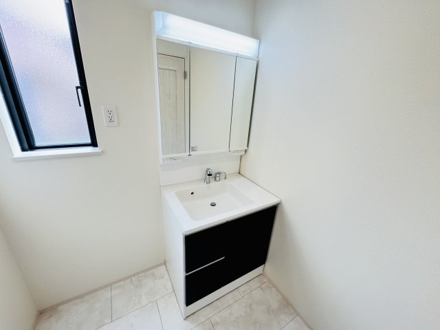 市川市宮久保４丁目新築戸建【宮久保小学校：9分】の独立洗面台|シャワーヘッド付き三面鏡洗面化粧台