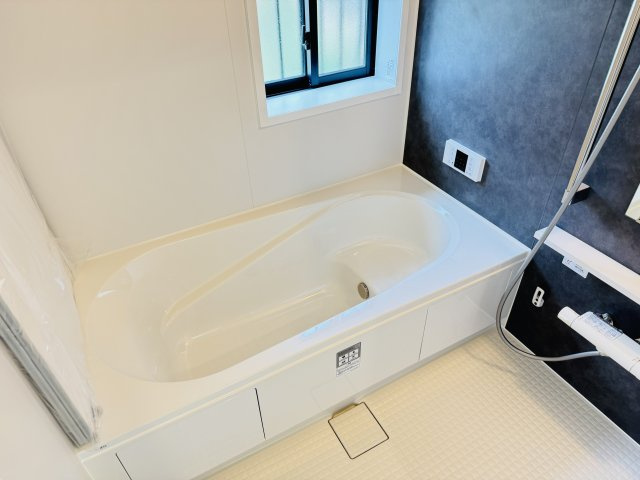 市川市宮久保４丁目新築戸建【宮久保小学校：9分】の浴室|足を伸ばせる広々浴槽で毎日リラックス♪