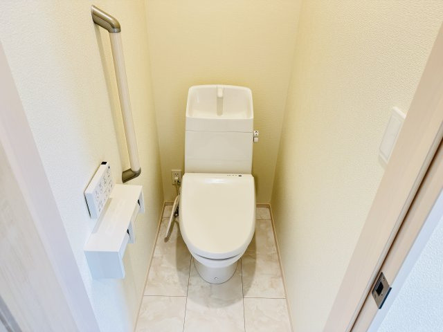 市川市宮久保４丁目新築戸建【宮久保小学校：9分】のトイレ|温水洗浄暖房便座つきトイレ