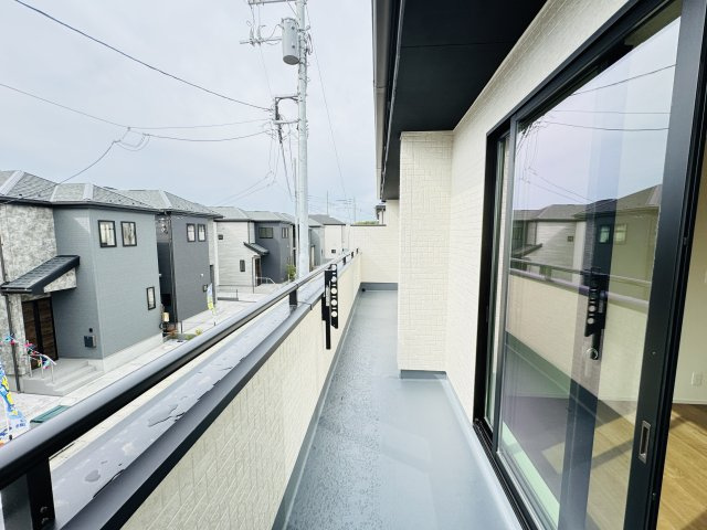 市川市宮久保４丁目新築戸建【宮久保小学校：9分】のバルコニー|南向きワイドバルコニー・日当たり良好♪