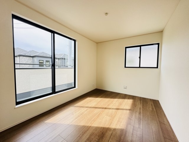 市川市宮久保４丁目新築戸建【宮久保小学校：9分】の子供部屋|6.25帖洋室・南側バルコニー前の明るいお部屋です♪