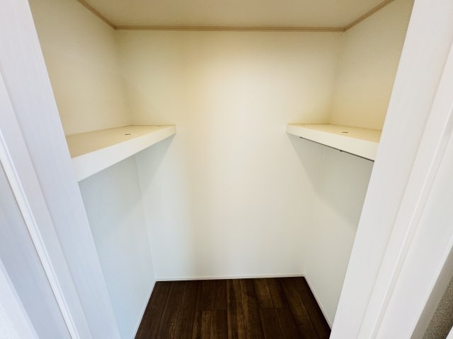 市川市宮久保４丁目新築戸建【宮久保小学校：9分】の収納|6.25帖洋室・ウォークインクローゼット