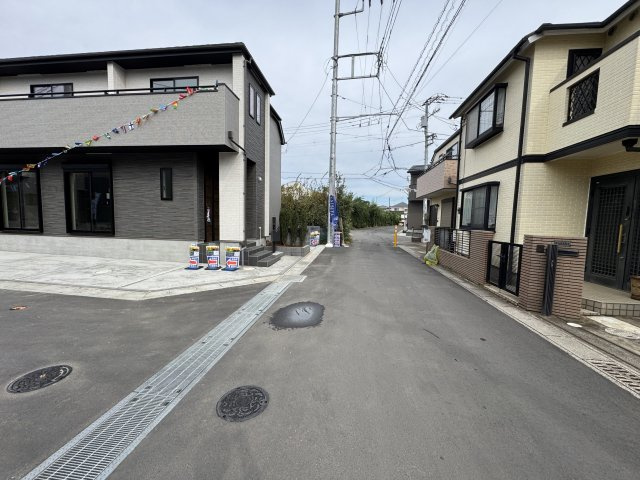市川市宮久保４丁目新築戸建【宮久保小学校：9分】の前面道路含む現地写真|東側前面道路