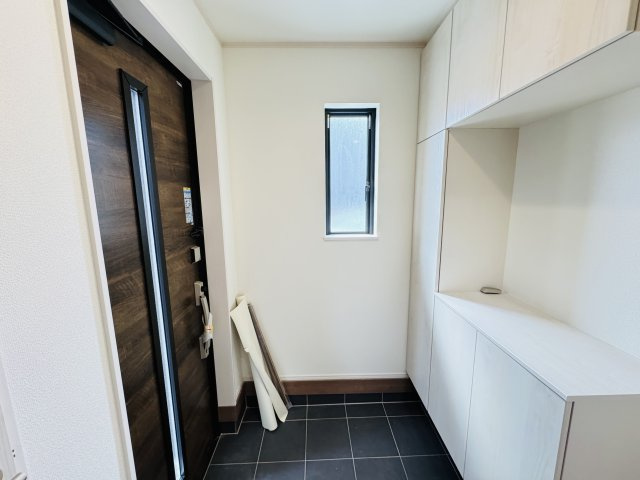 市川市宮久保４丁目新築戸建【宮久保小学校：9分】の玄関|玄関ホール・容量たっぷりシューズボックス