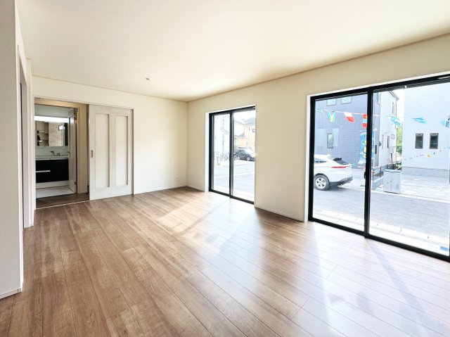 市川市宮久保４丁目新築戸建【宮久保小学校：9分】の居間・リビング|17.56帖リビングダイニングキッチン