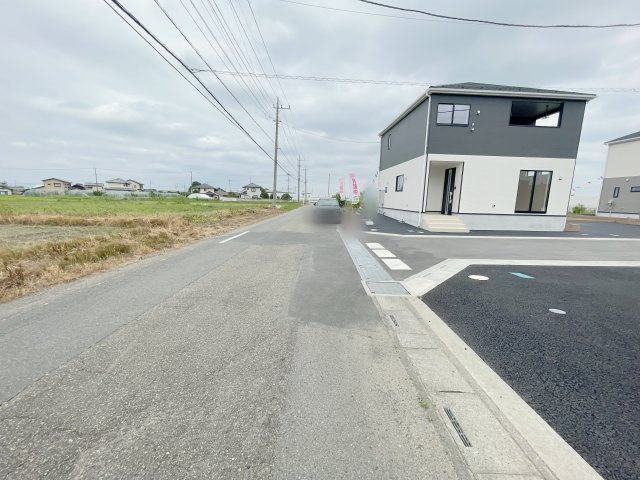 新築戸建・建売　上里町勅使河原第17　Cradle Garden　全7棟の前面道路含む現地写真