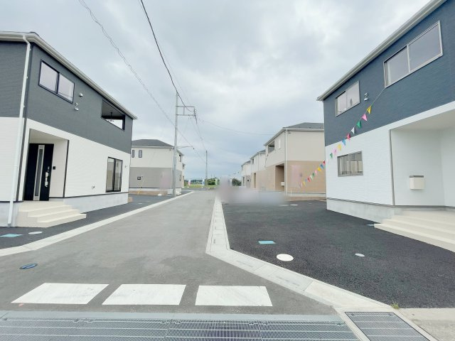 新築戸建・建売　上里町勅使河原第17　Cradle Garden　全7棟の前面道路含む現地写真