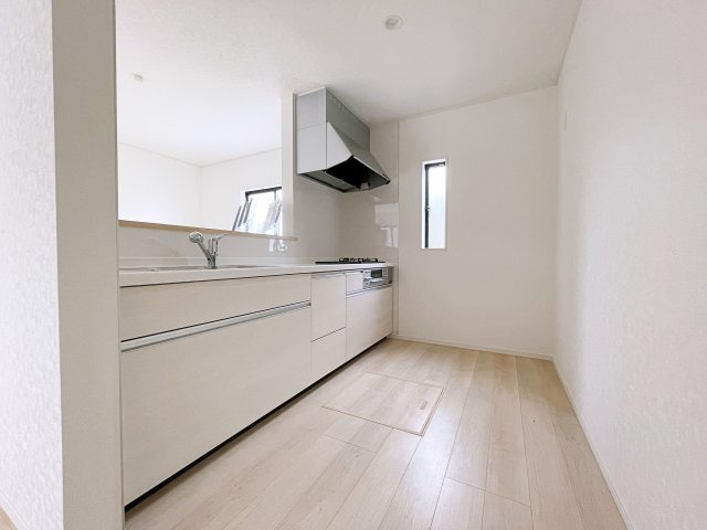 新築戸建・新築建売　神川町新里第4　Cradle Garden　全2棟のキッチン|明るいホワイトトーンの対面式キッチンで、料理中もリビングの様子が見えて安心です♪