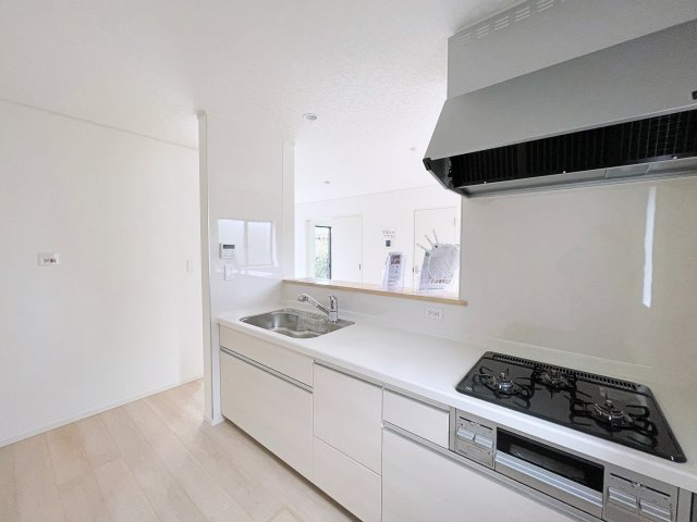 新築戸建・新築建売　神川町新里第4　Cradle Garden　全2棟のキッチン|3口コンロなのでご飯を作りながらお弁当のおかずも作れて便利！