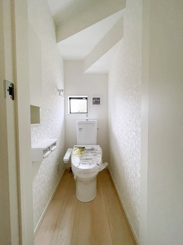 新築戸建・新築建売　神川町新里第4　Cradle Garden　全2棟のトイレ|小窓付きで自然光が入る明るくて爽やかなトイレ空間です！