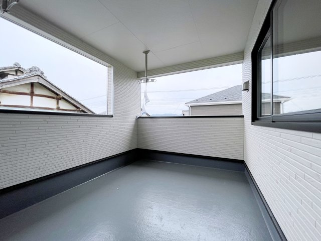 新築戸建・新築建売　神川町新里第4　Cradle Garden　全2棟のバルコニー|インナーバルコニーは天候に左右されずに、プライベートな空間でくつろぎや洗濯物干しに最適！