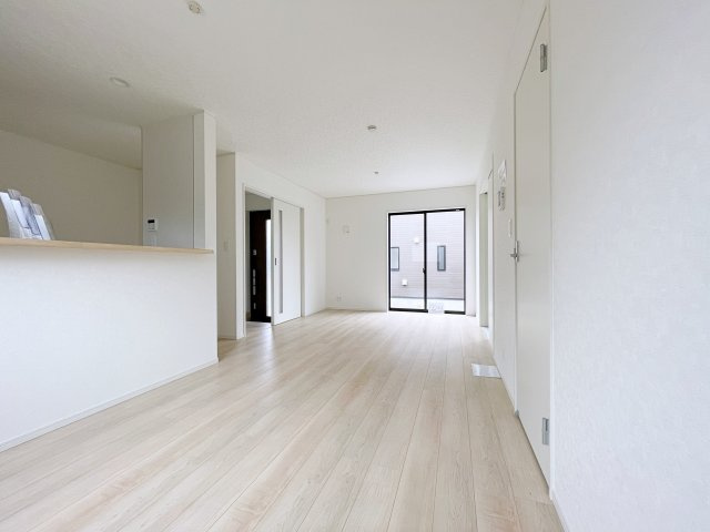 新築戸建・新築建売　神川町新里第4　Cradle Garden　全2棟の居間・リビング|ホワイトを基調とした明るく開放的なLDKです！