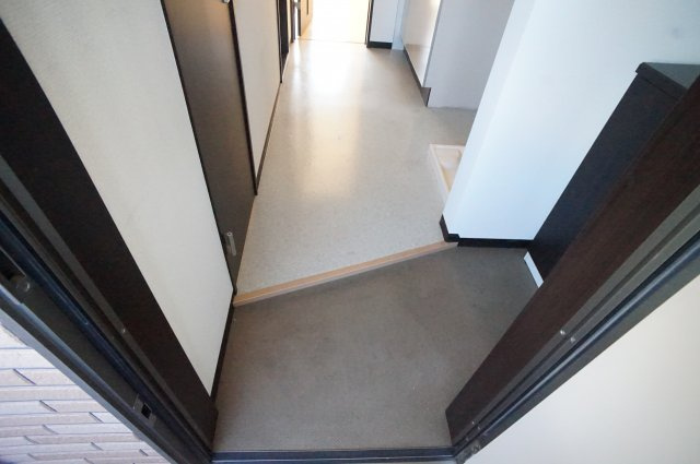 リアルジョイ薬円台六番館の玄関|シューズボックスがあり玄関は広く使えますよ