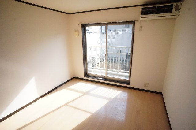 リアルジョイ薬円台六番館の洋室|日当たりのよお部屋はいいですね