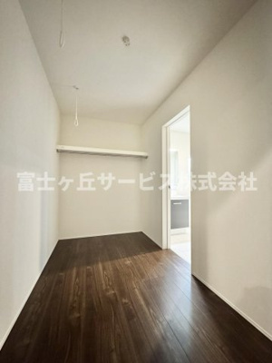 【その他】 | 静岡市清水区三保 新築一戸建て 1号棟 | 脱衣場にあるフリースペースです
吊り下げ物干しが可能です