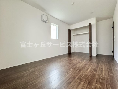 【洋室】 | 静岡市清水区三保 新築一戸建て 1号棟 | 収納もある洋室です