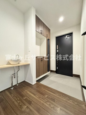 【玄関】 | 静岡市清水区三保 新築一戸建て 1号棟 | 収納もある玄関です