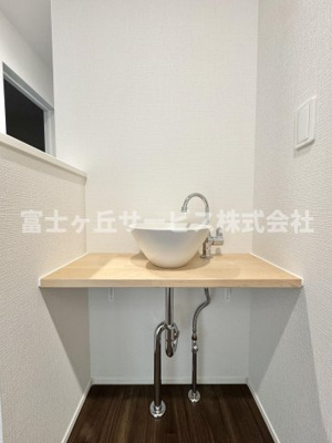 【独立洗面台】 | 静岡市清水区三保 新築一戸建て 1号棟 | 玄関ホールにある洗面台です