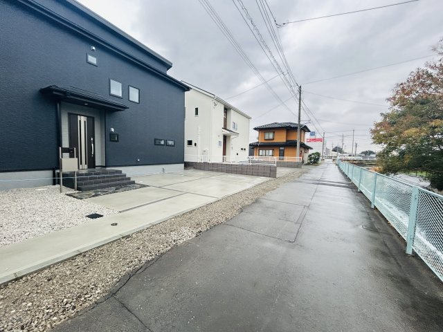 新築　前橋市鶴光路町　Livele Garden.S　１号棟の前面道路含む現地写真|現地写真　北側接道幅員約3.5ｍ
