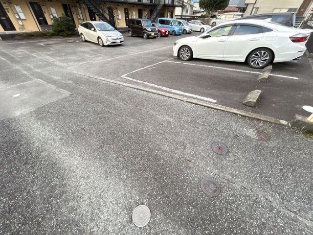 クレール竹原の駐車場